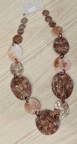 Collier long avec plaques résine marron et dorée