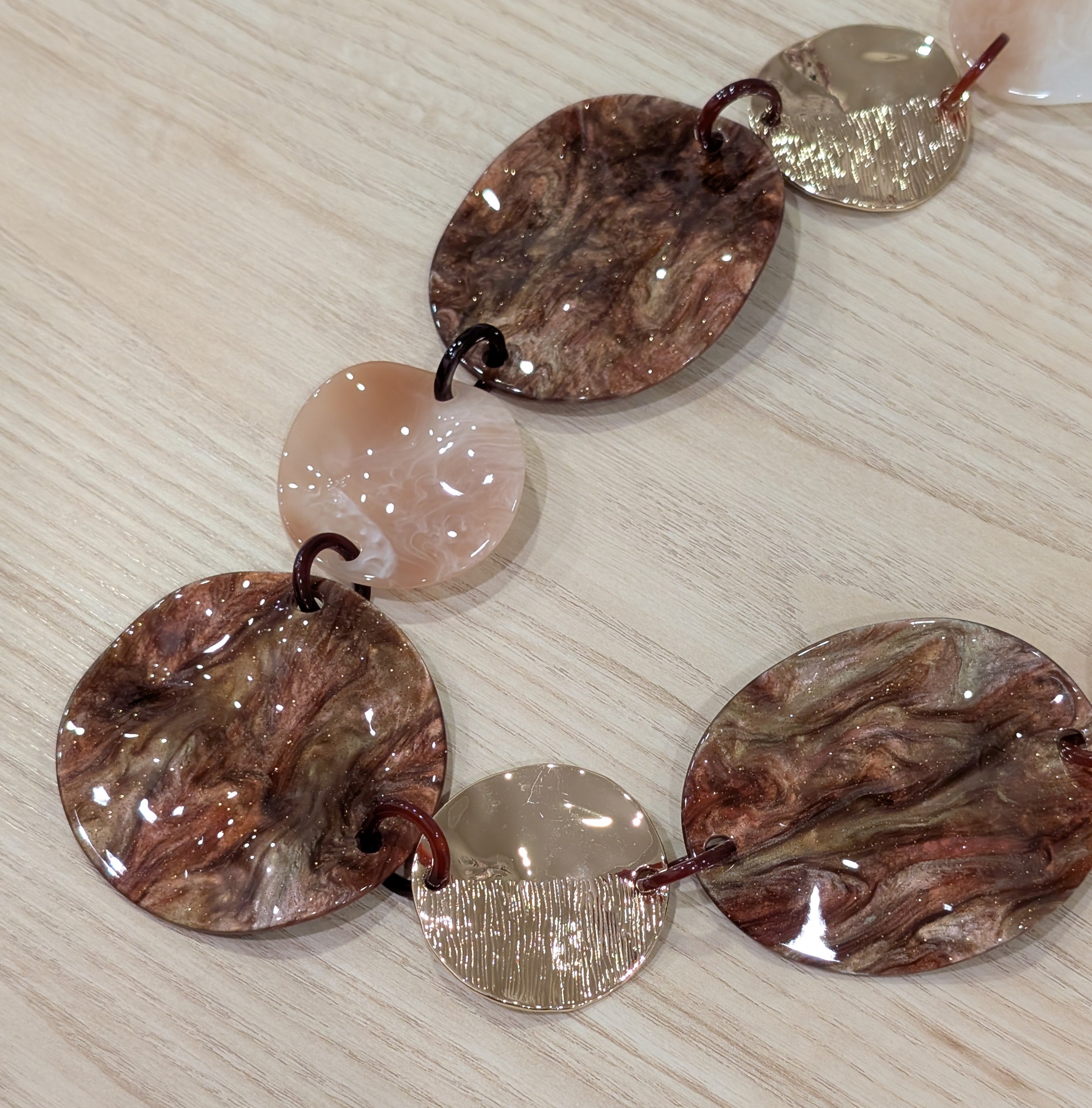 Collier long avec plaques résine marron et dorée
