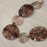 Collier long avec plaques résine marron et dorée
