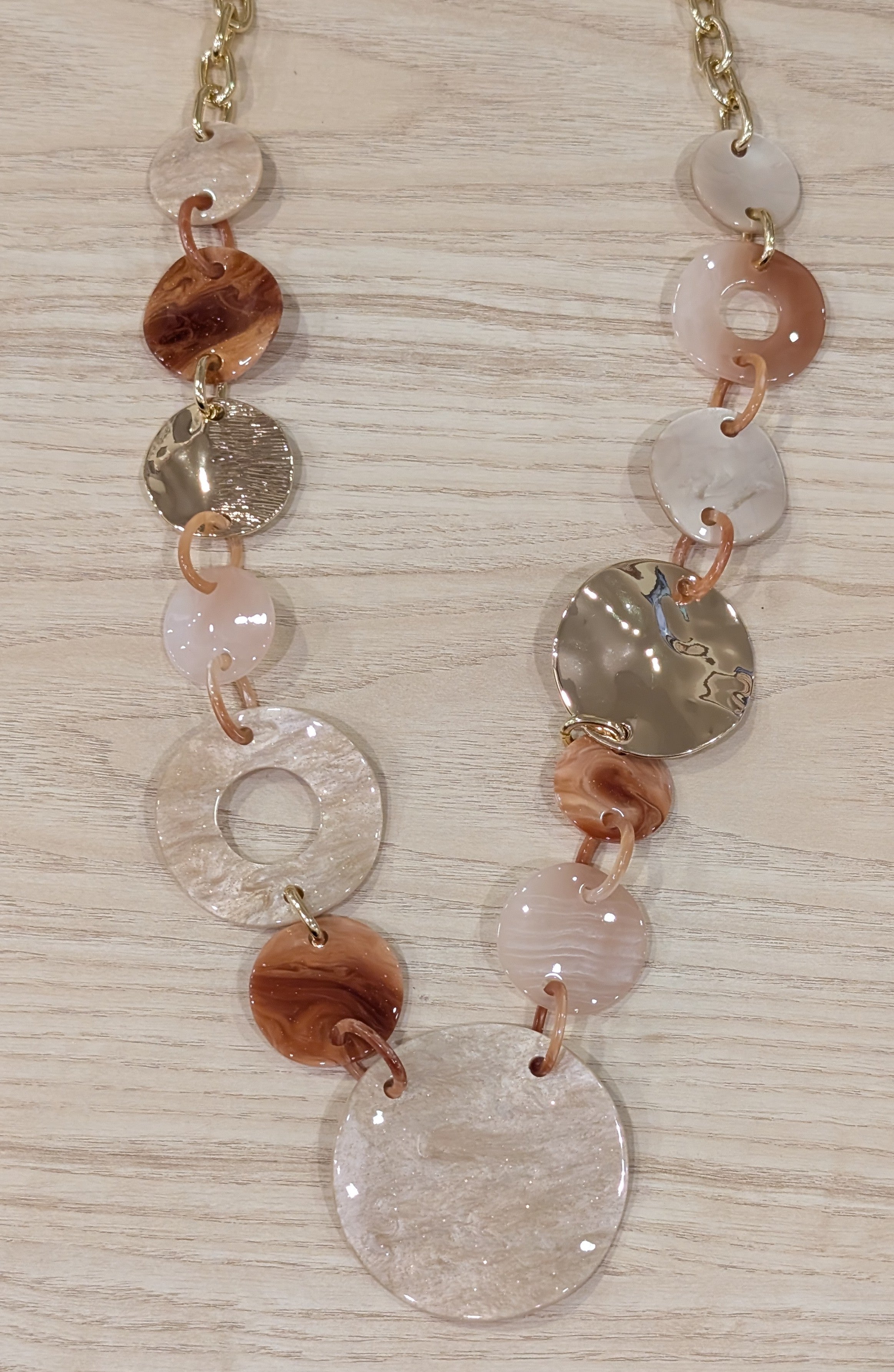 Collier long avec anneaux résine et dorés