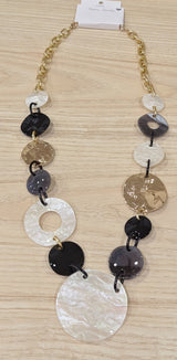 Collier long avec anneaux résine et dorés