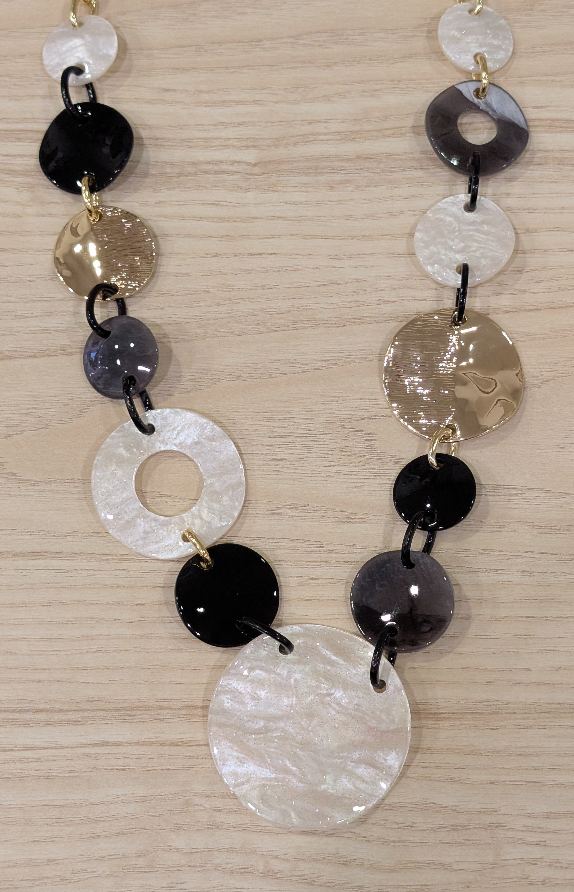 Collier long avec anneaux résine et dorés