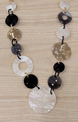 Collier long avec anneaux résine et dorés