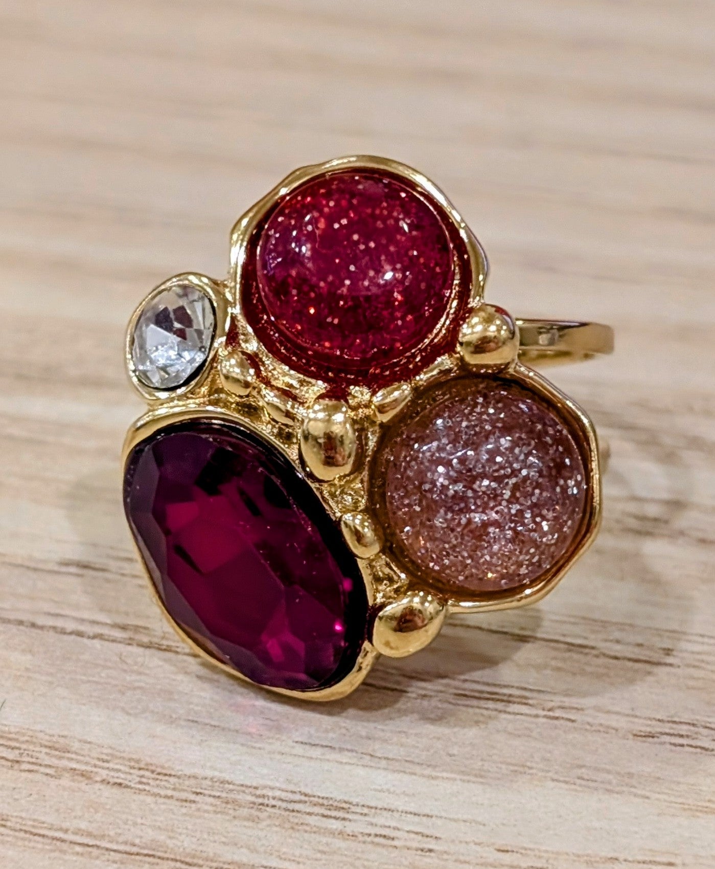 Bague ajustable - Petites pierres rouges et bordeaux