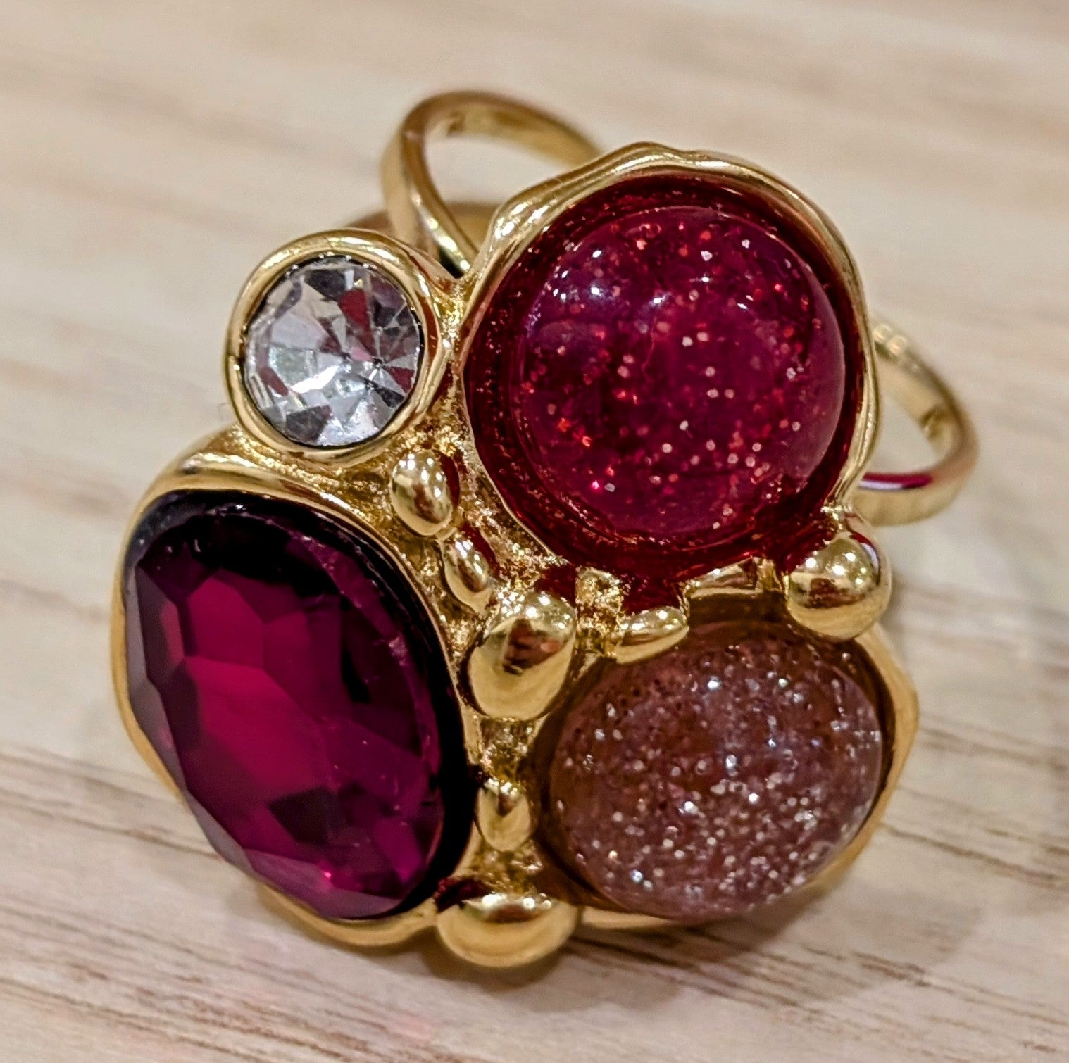 Bague ajustable - Petites pierres rouges et bordeaux