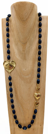 Collier long avec perles bleu marine et coeurs dorés