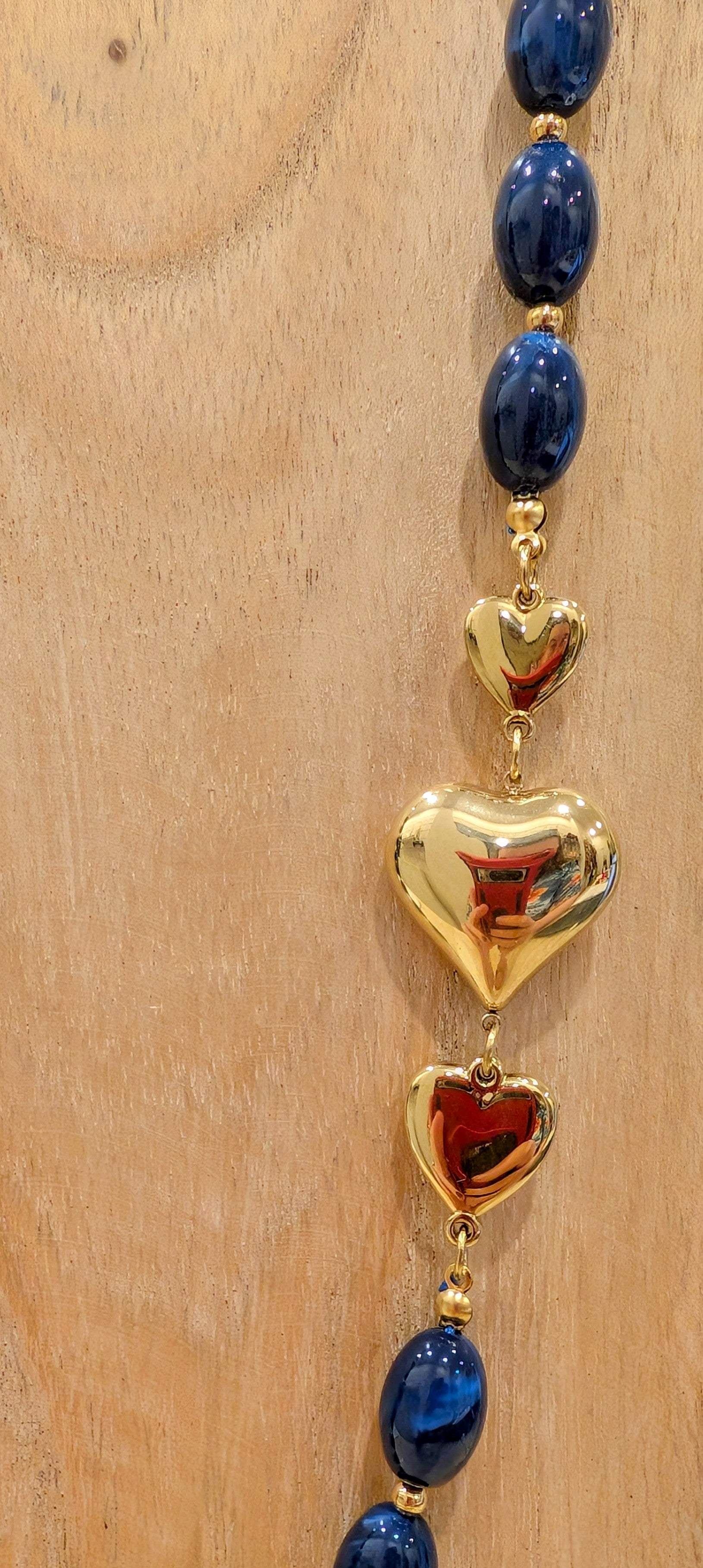 Collier long avec perles bleu marine et coeurs dorés