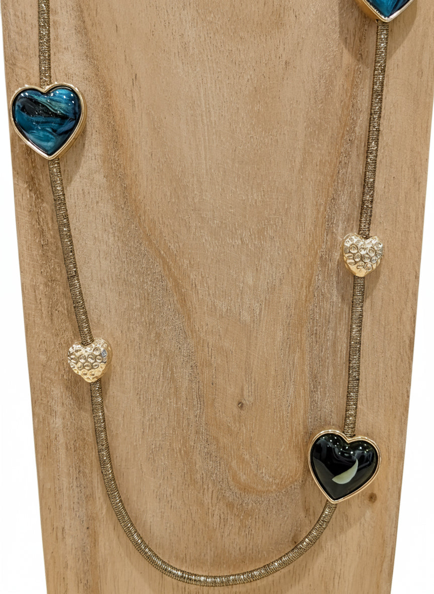Collier long avec coeurs turquoise et dorés