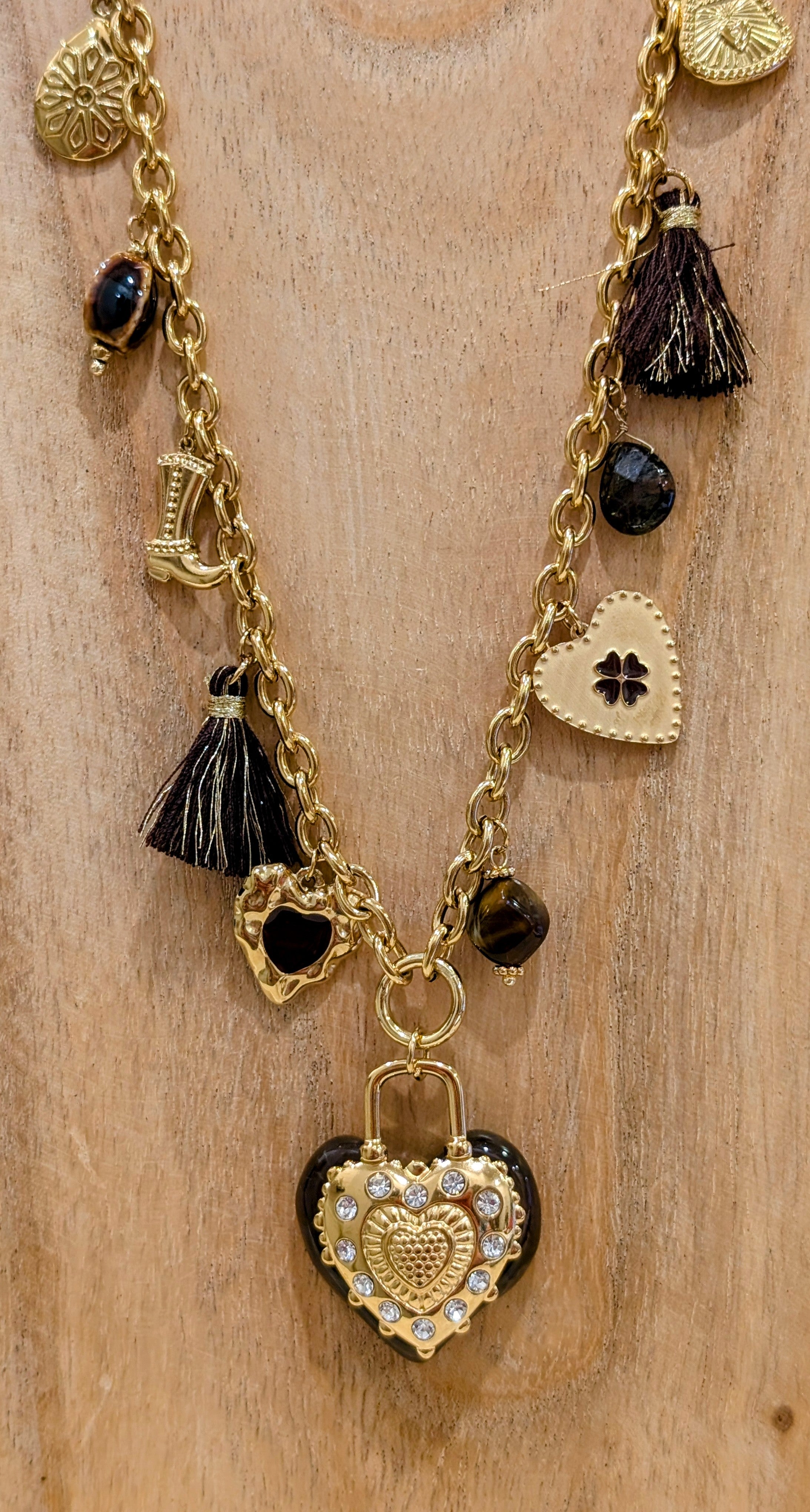 Collier long avec chaine dorée et pendentifs marrons
