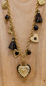 Collier long avec chaine dorée et pendentifs marrons