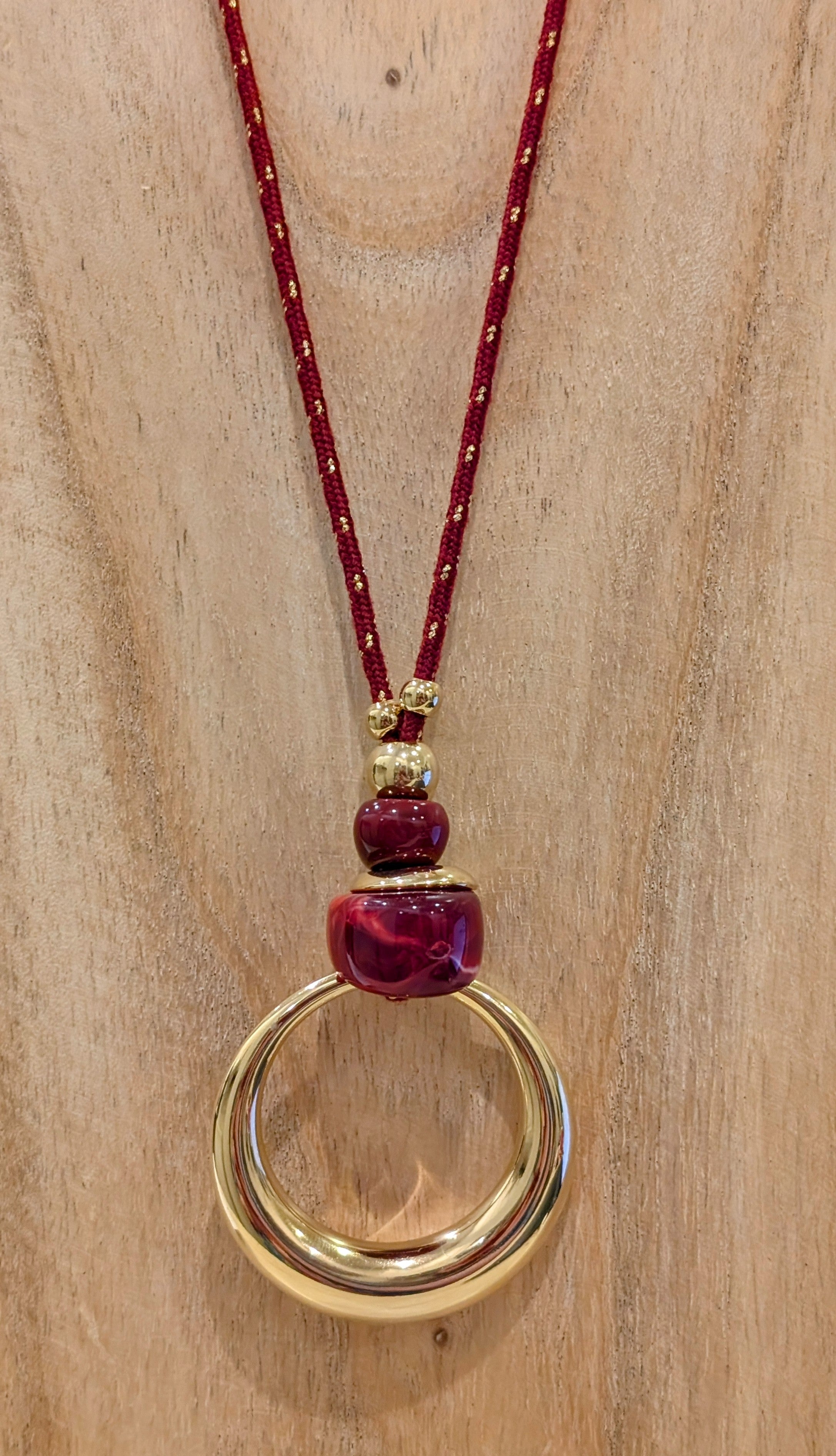 Collier long avec chaine en tissu bordeaux et anneau doré
