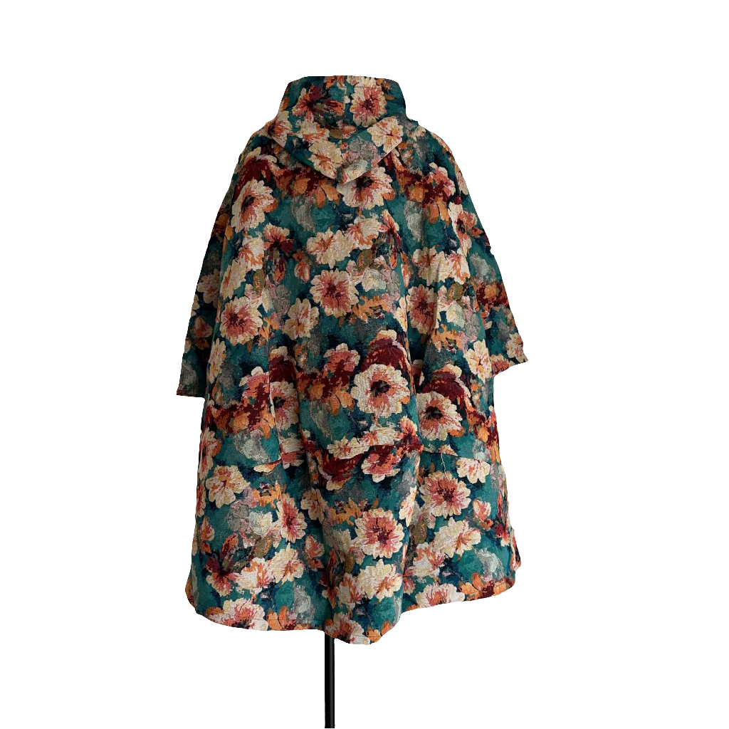 Veste avec capuche coupe évasée