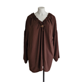Tunique avec noeud et broche