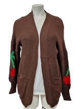 Cardigan grosse maille avec cerises et poches