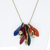 Collier court avec pétales multicolores