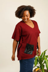 Pull poncho bordeaux texturé avec poches en simili cuir