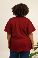 Pull poncho bordeaux texturé avec poches en simili cuir