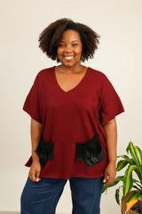 Pull poncho bordeaux texturé avec poches en simili cuir