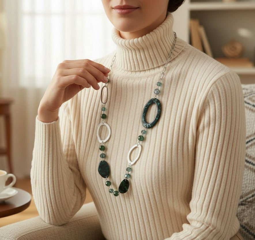 Collier long argenté et perles vertes