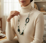 Collier long argenté et perles vertes