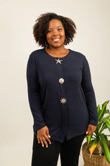 Pull léger avec broches dorées