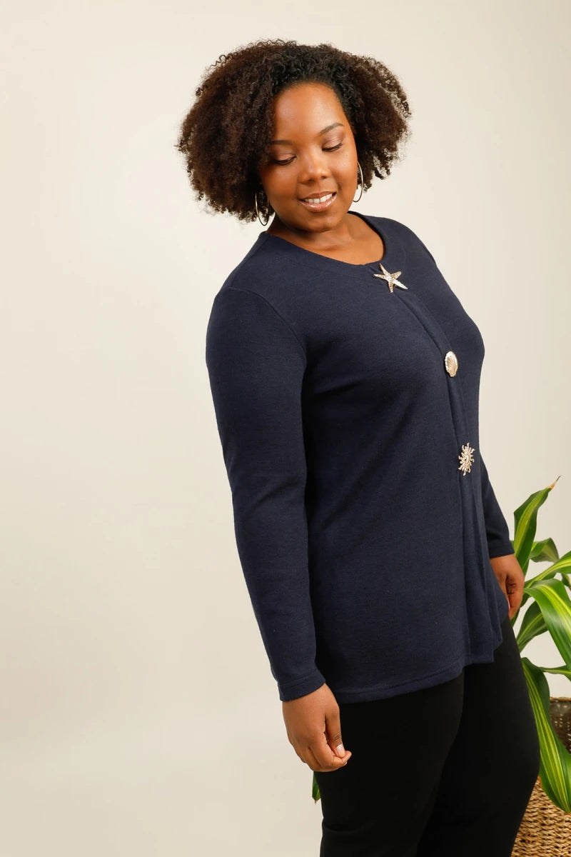 Pull léger avec broches dorées