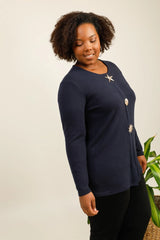 Pull léger avec broches dorées