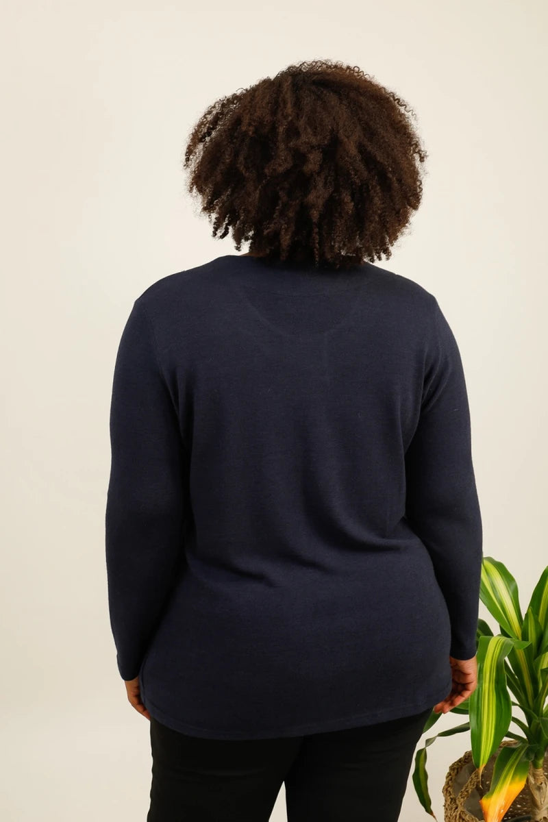 Pull léger avec broches dorées