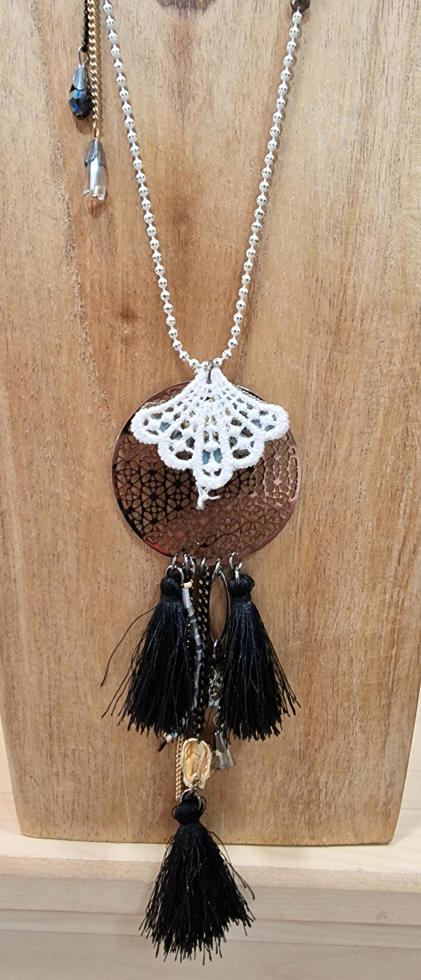 Collier long plaque métal pompon