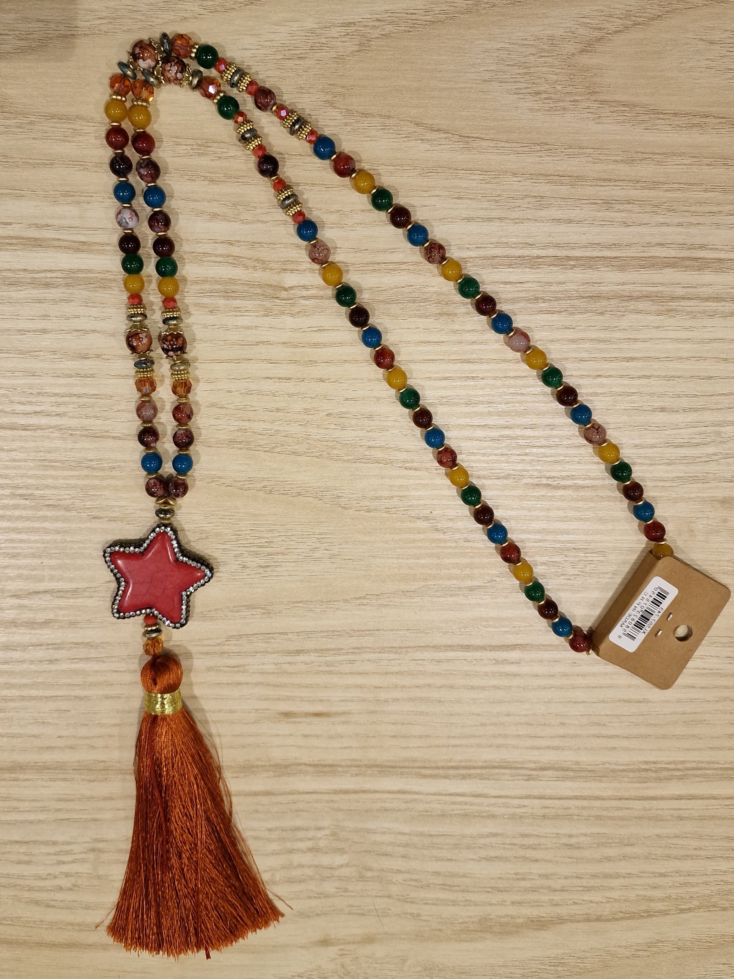Collier long à perles colorées avec une étoile et une floche
