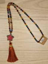 Collier long à perles colorées avec une étoile et une floche