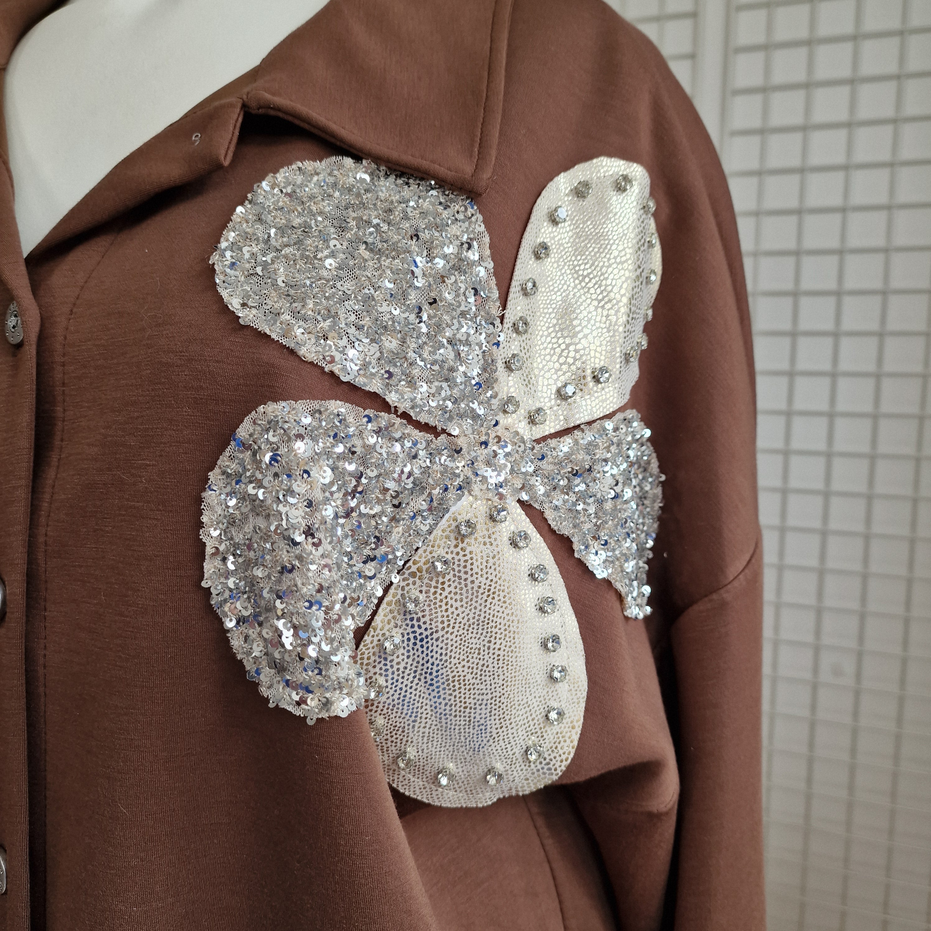 Chemise sweat avec fleurs brodées et sequins