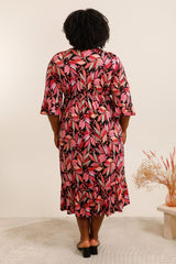Robe trapèze fuchsia avec feuilles colorées manches évasées à volants
