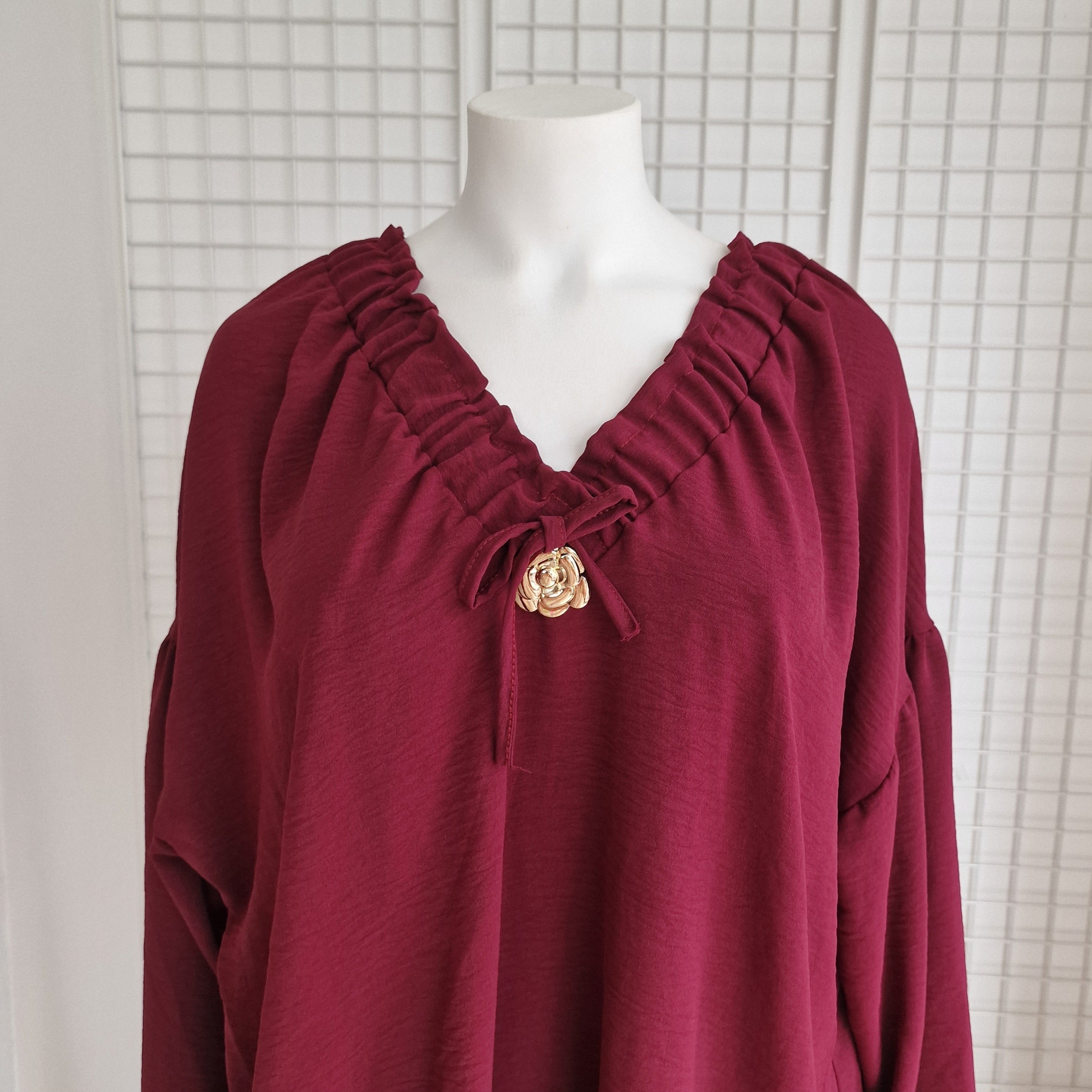 Tunique avec noeud et broche