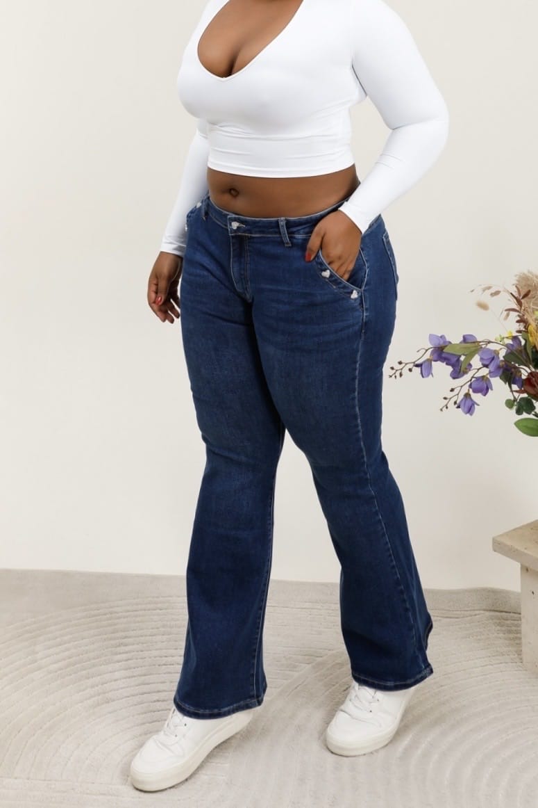 Pantalon jeans coupe flare (évasée) cœurs brillants