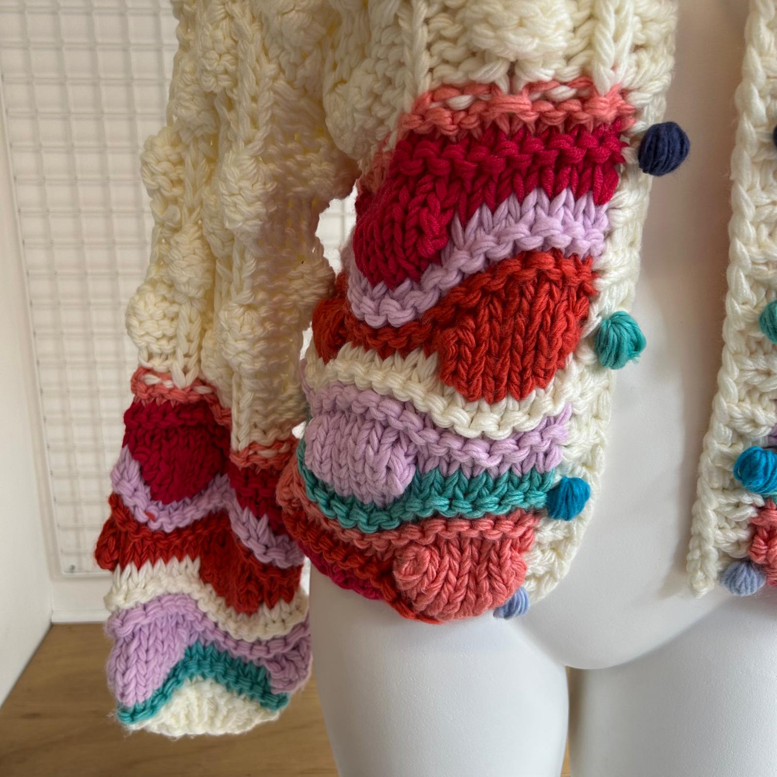 Gilet coloré avec pompons
