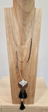 Collier long plaque métal pompon