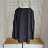 Tunique avec noeud et broche