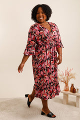 Robe trapèze fuchsia avec feuilles colorées manches évasées à volants