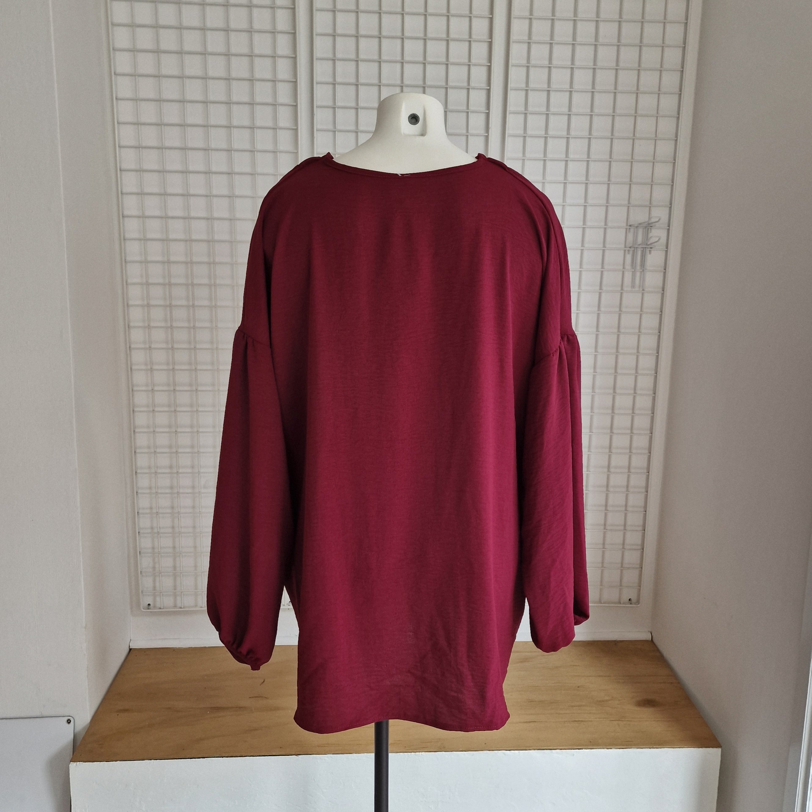 Tunique avec noeud et broche