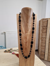 Collier avec des perles noires biformes