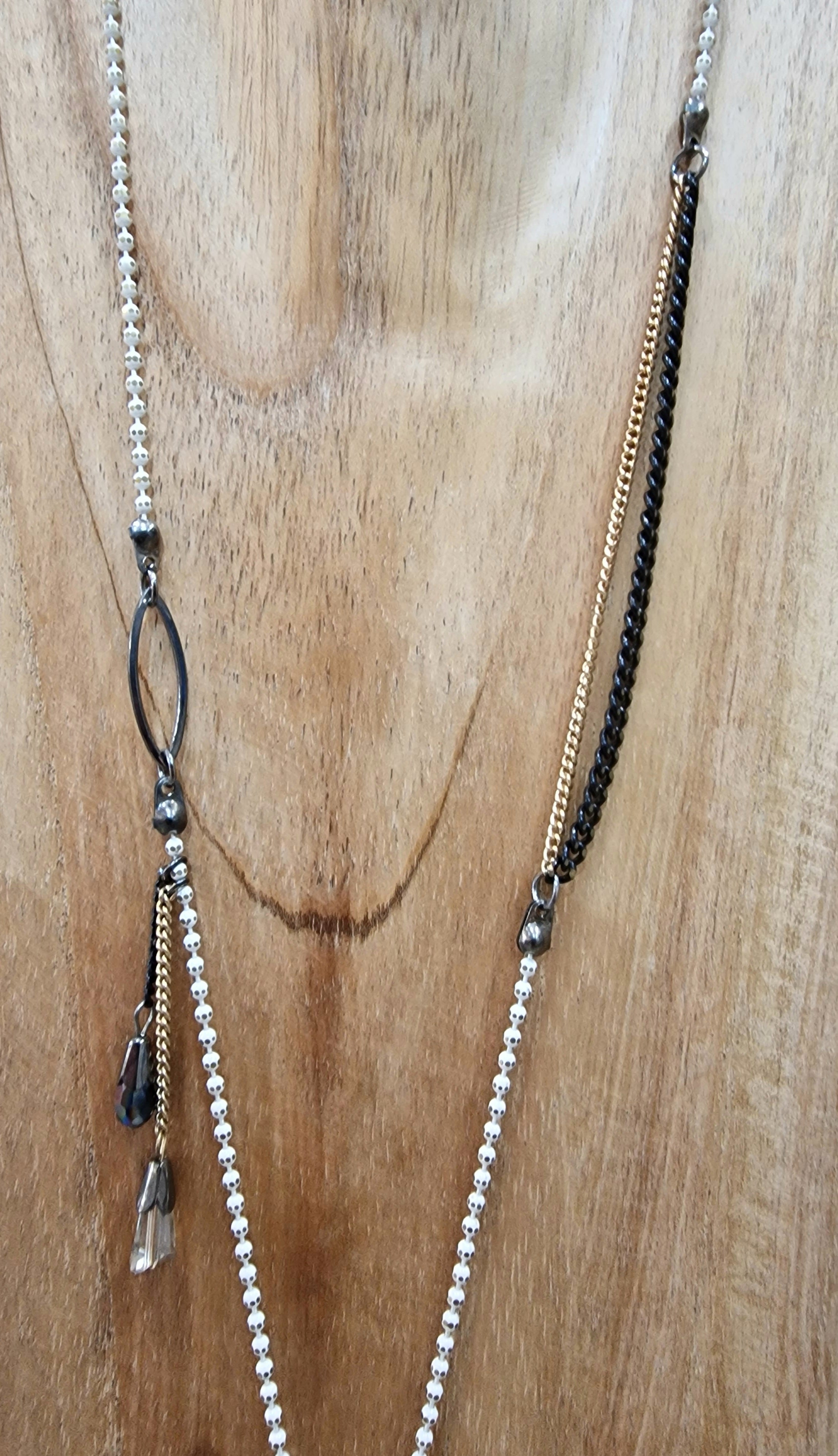 Collier long plaque métal pompon