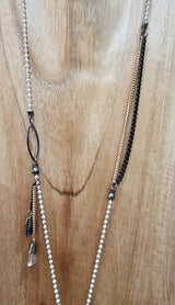 Collier long plaque métal pompon