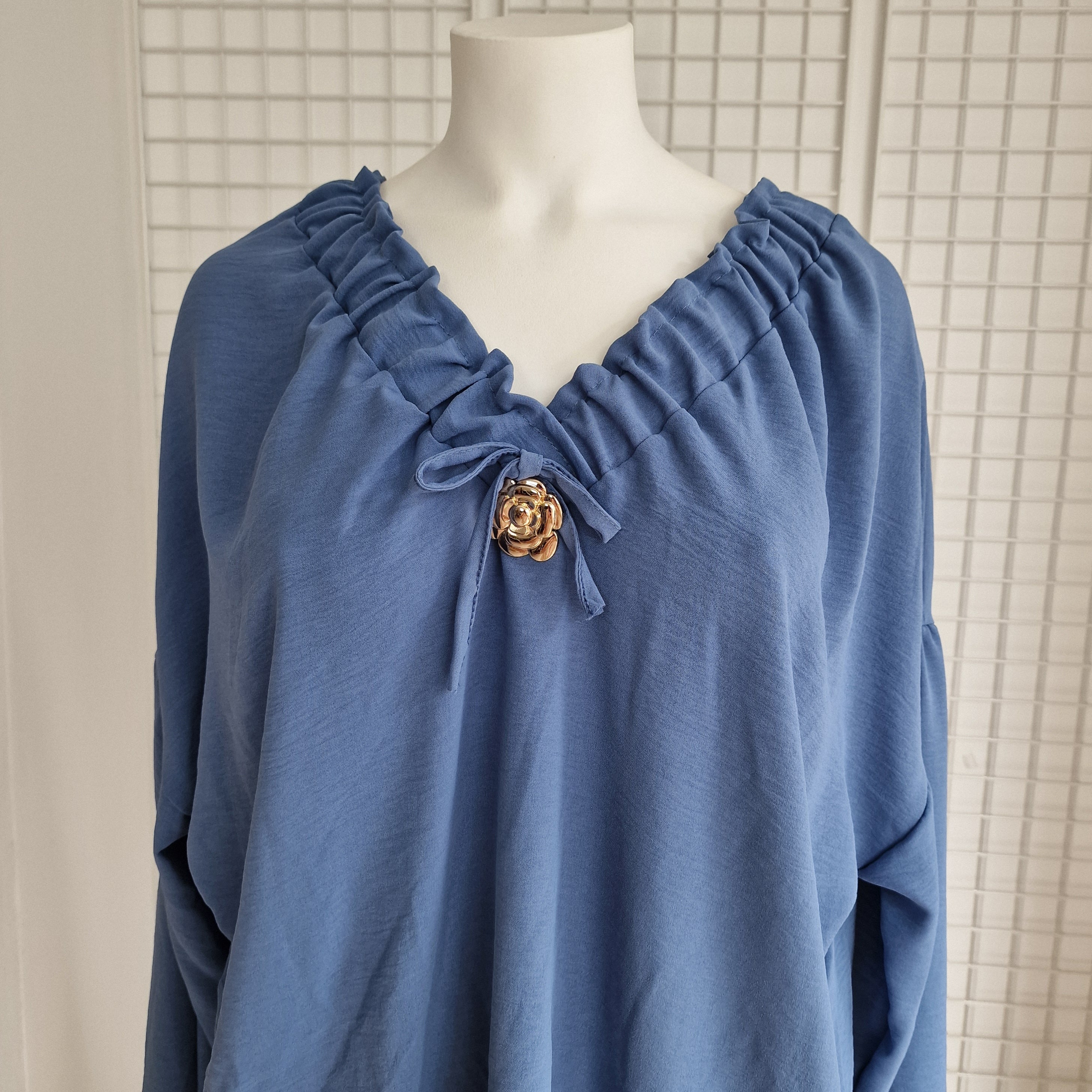 Tunique avec noeud et broche