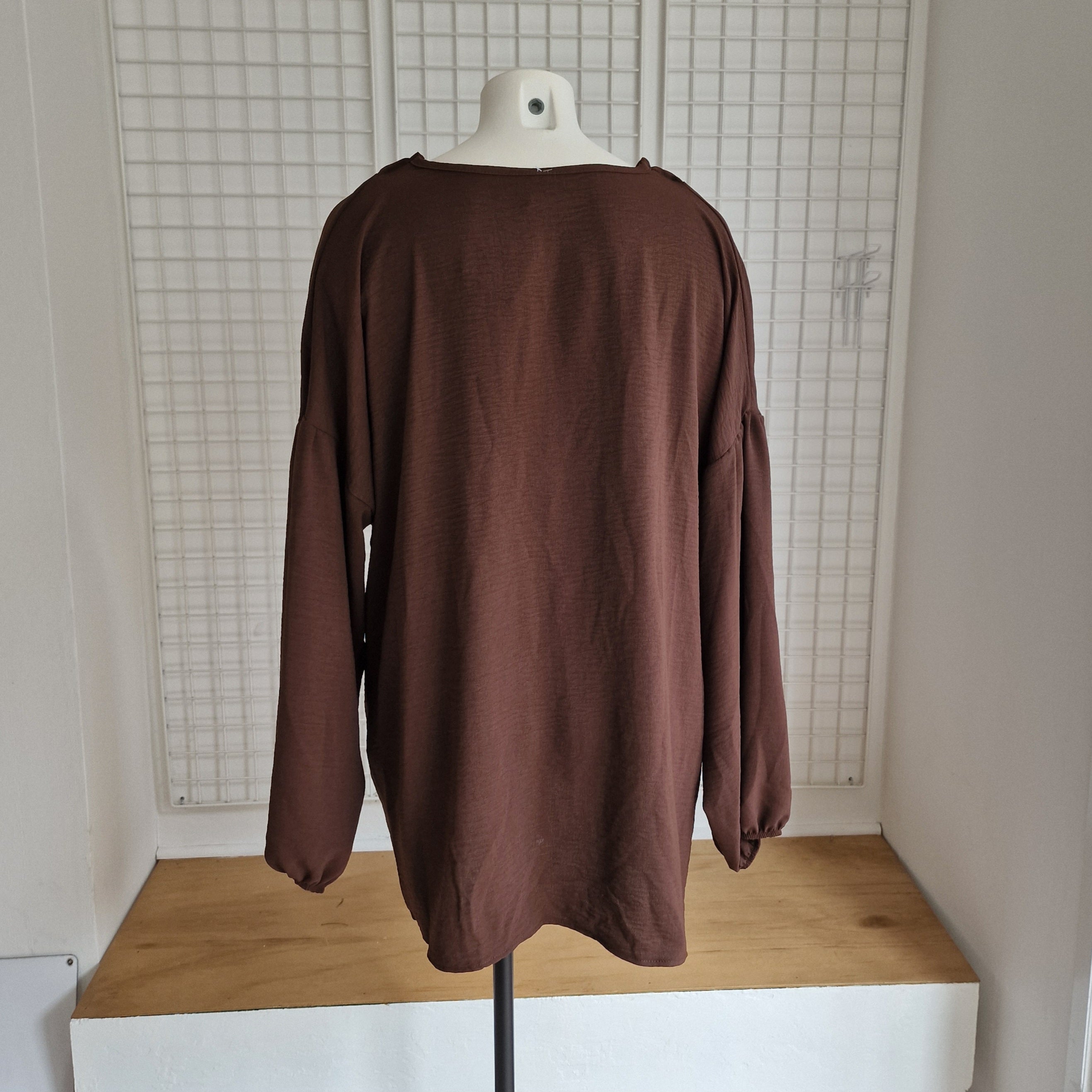 Tunique avec noeud et broche