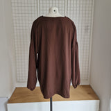 Tunique avec noeud et broche