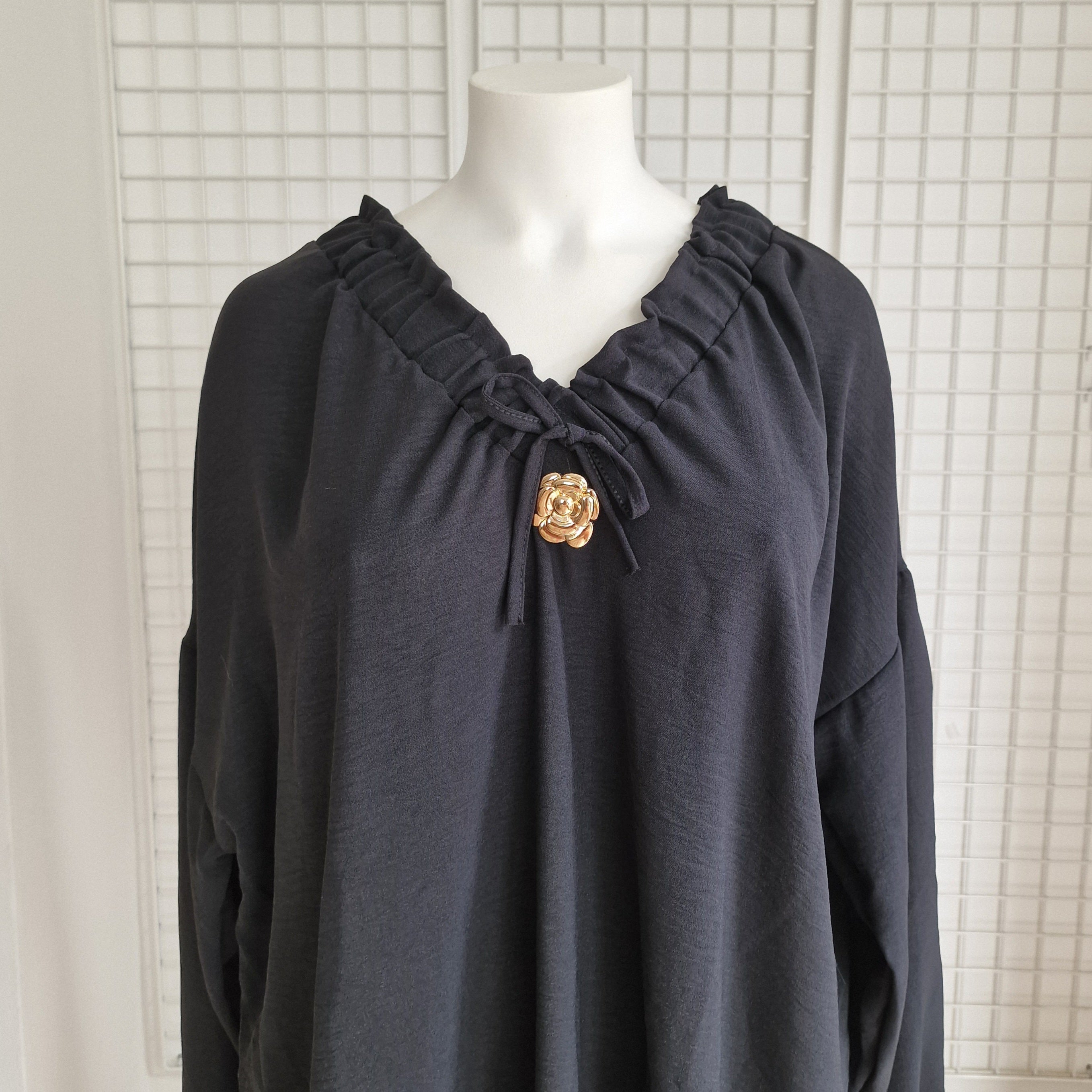 Tunique avec noeud et broche