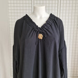 Tunique avec noeud et broche