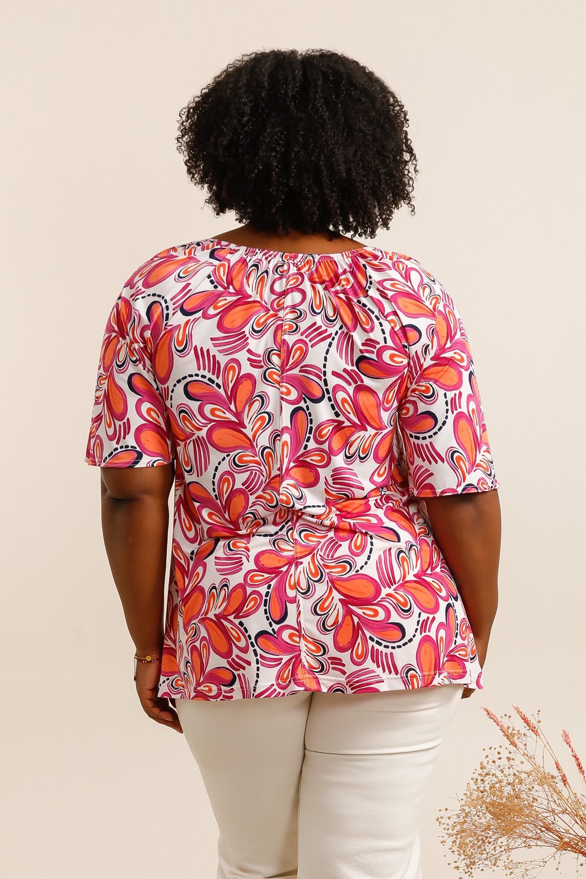 T-shirt imprimé fuchsia et orange avec col ajouré