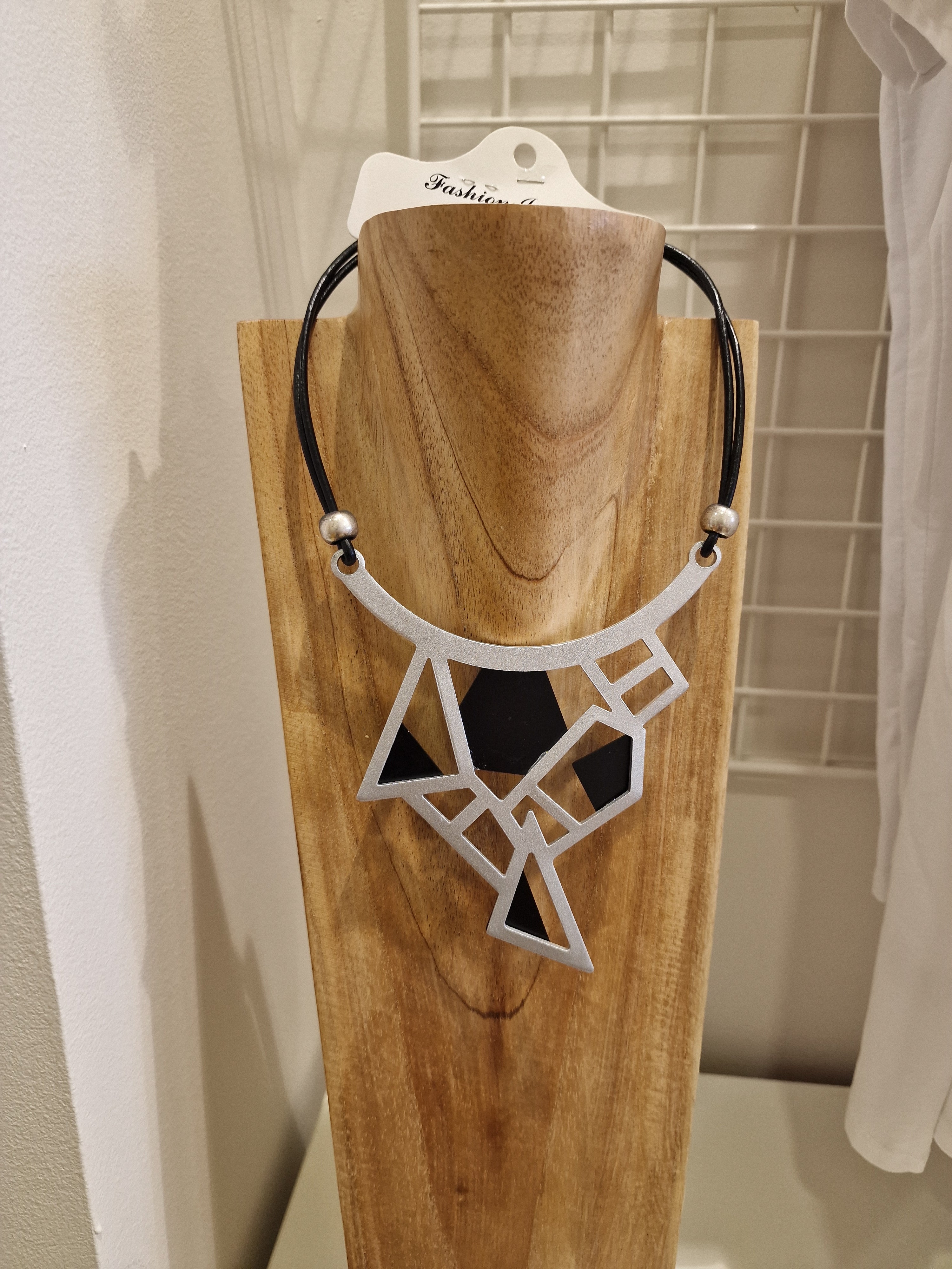 Collier géométrique argenté et noir